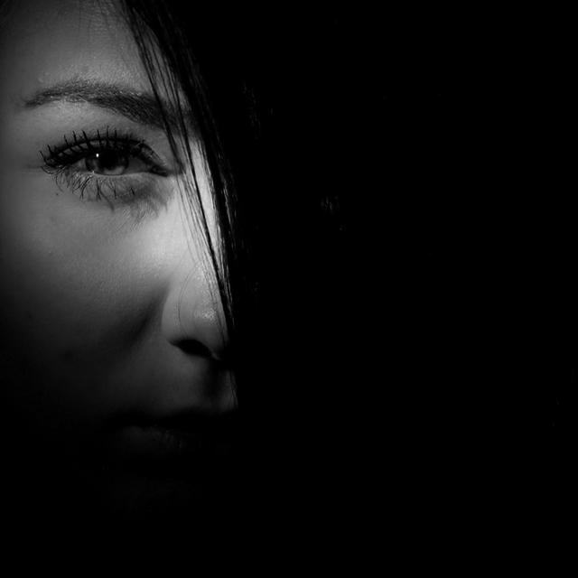 Black and white dark eye 37315